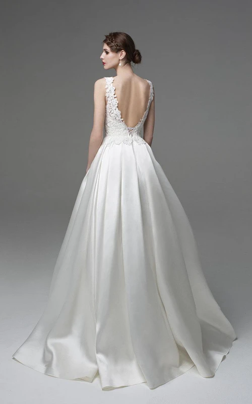 Robe trapèze sans manches à encolure bateau en satin avec applications de dentelle