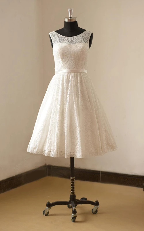Vestido de novia corto de encaje sin mangas, de corte A, largo hasta la rodilla, con escote barco y cinturón de satén.