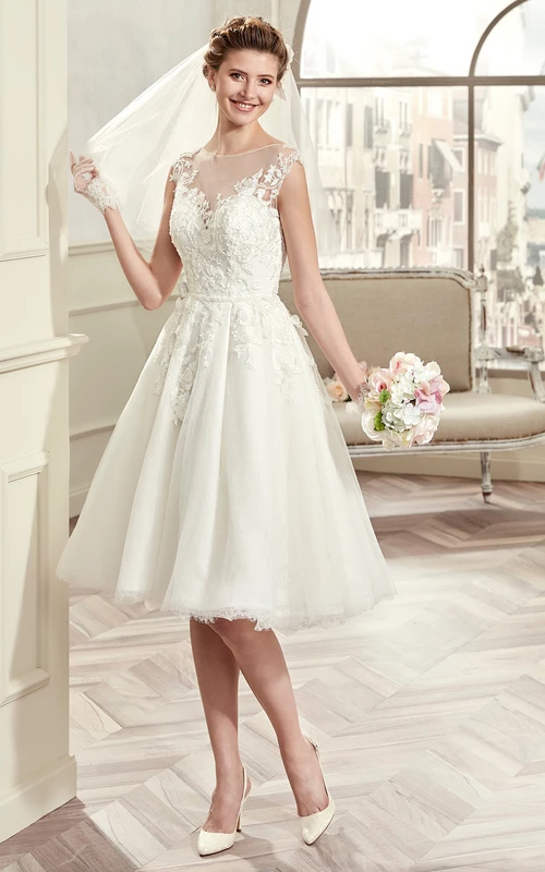 Robe de mariée mi-longue à manches courtes, ornée d'un motif illusionniste et d'un corsage en dentelle