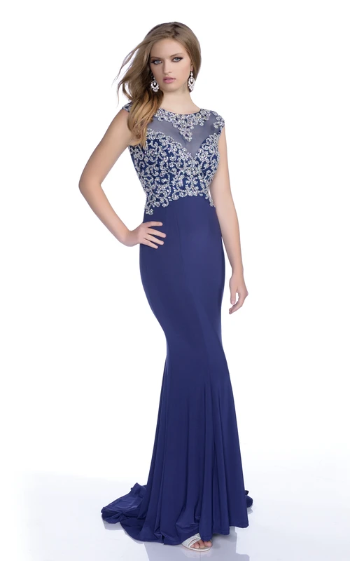Vestido de fiesta de punto estilo sirena con mangas cortas, corpiño de pedrería y cola de corte.