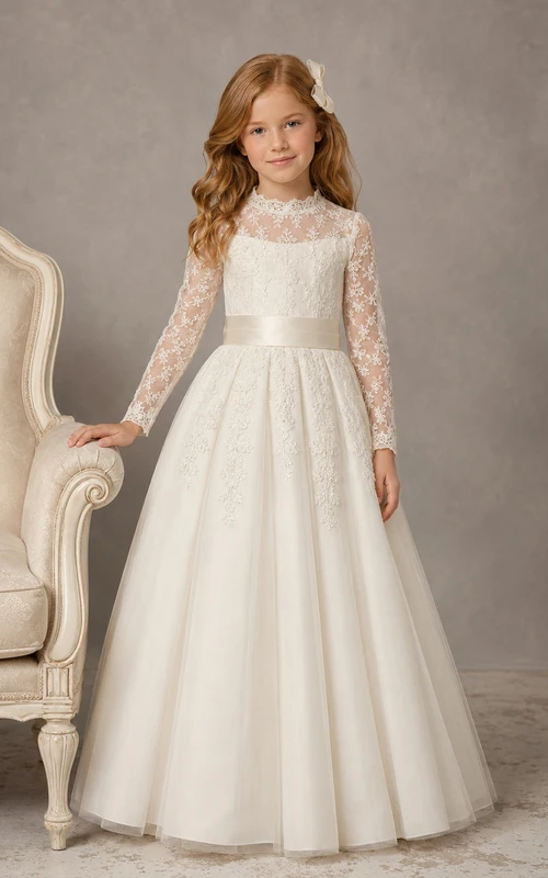 Robe de communion en satin et tulle, col montant, manches longues illusion en dentelle, robe de communion en tulle et dentelle.