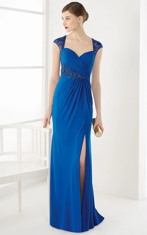 Vestido largo de fiesta ajustado con mangas cortas efecto ilusión y abertura lateral.