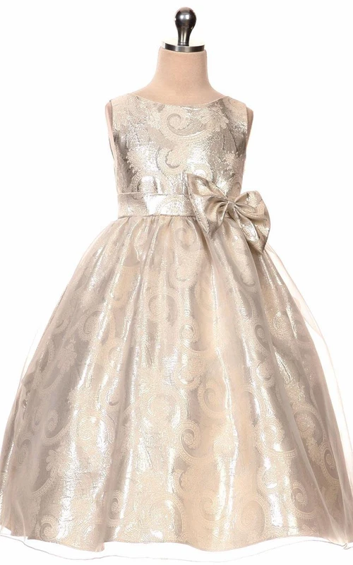 Robe de demoiselle d'honneur mi-longue à volants et nœud papillon, ornée de sequins et d'organza, avec ceinture.