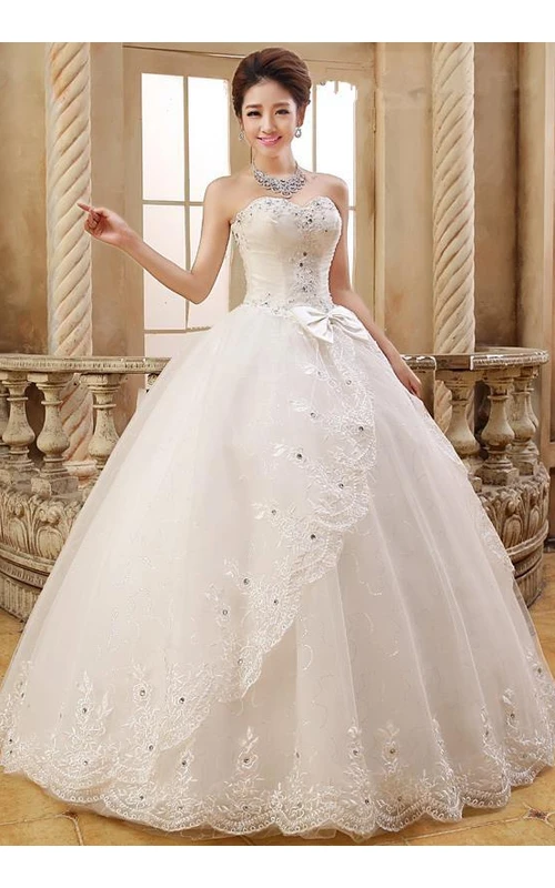 Preciosos vestidos de novia de corte princesa con escote corazón, encaje y cristales.