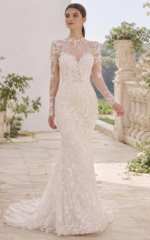 Robe de mariée sirène en dentelle diaphane, col montant, manches longues transparentes, traîne chapelle, applications florales, style bord de lac