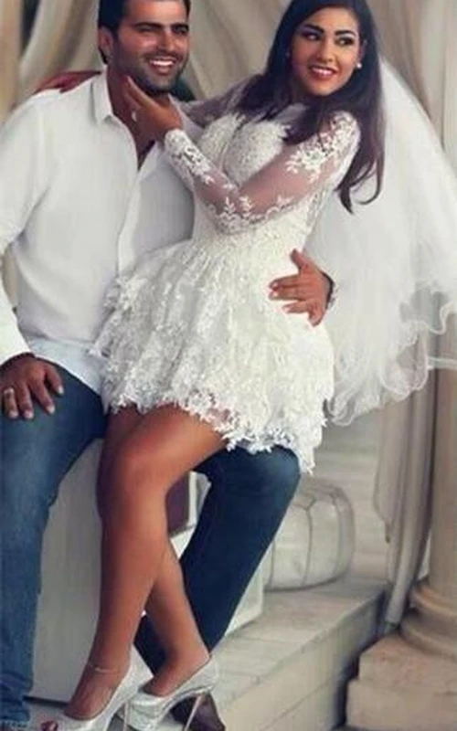 Kurzes weißes Homecoming-Kleid mit zarten Spitzenapplikationen und langen Ärmeln
