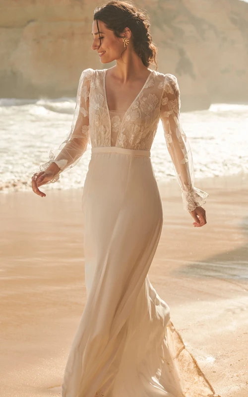Lässiges Chiffon-Etui-Brautkleid mit Illusion-Effekt, langen Ärmeln, Applikationen und tiefem V-Ausschnitt am Rücken