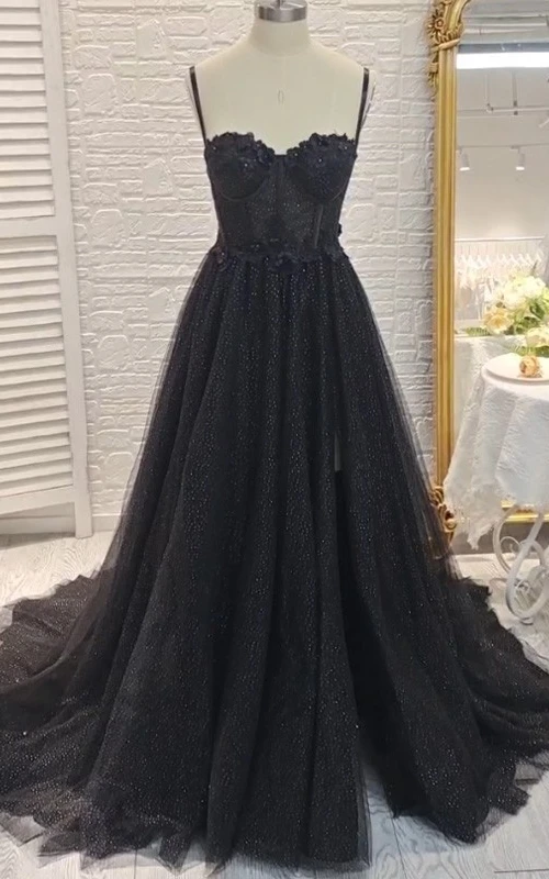 Vestido negro de tul sexy con escote en A y abertura frontal, corte en A y tirantes finos.