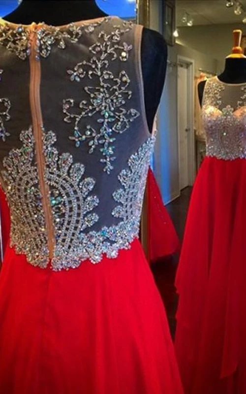 Vestido de noche largo de gasa sin mangas con lentejuelas rojas y abalorios de cristal hasta el suelo.
