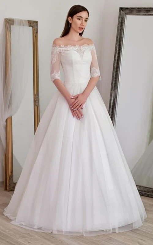 Delicado vestido de novia de encaje con hombros descubiertos y estilo princesa