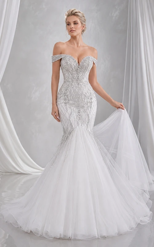 Silbernes, perlenbesetztes Meerjungfrauen-/Trompeten-Brautkleid mit schulterfreiem Ausschnitt, kurzen Ärmeln und bodenlanger Schleppe – ein luxuriöses Abendkleid