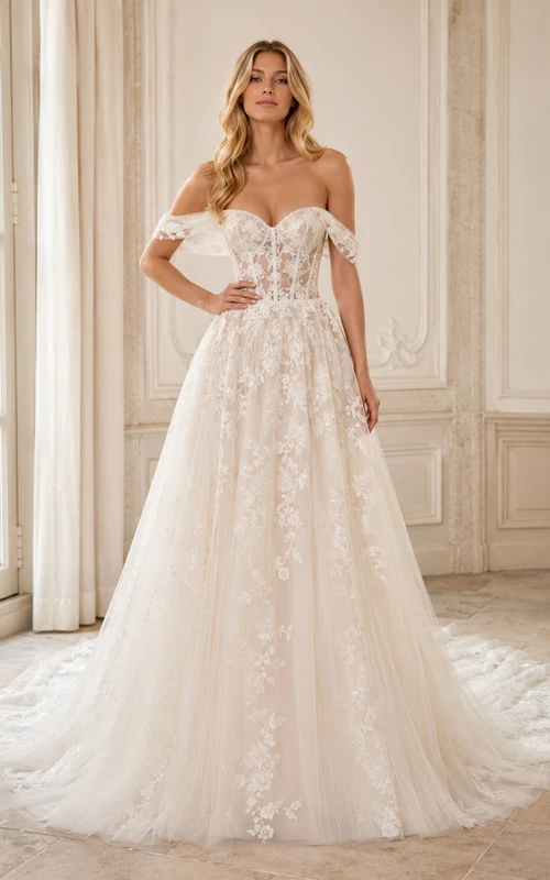 Robe de mariée romantique en dentelle et tulle, décolleté cœur, épaules dénudées, manches courtes, coupe trapèze, traîne chapelle, applications florales, style jardin