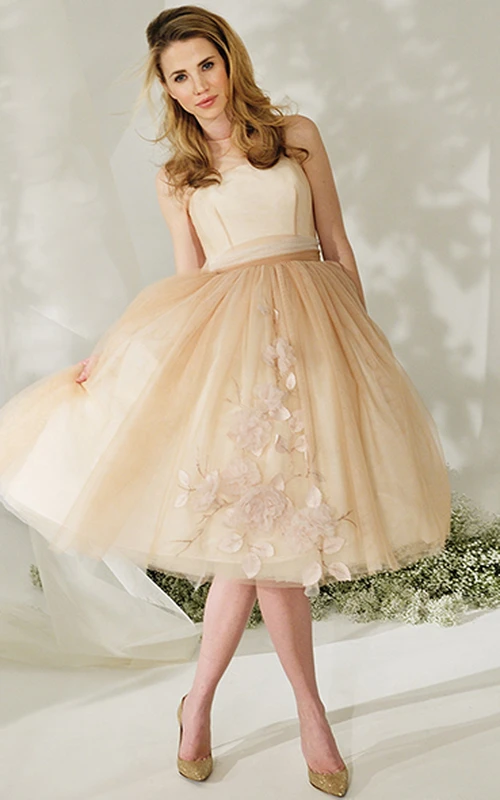 Robe de mariée en tulle fleuri, longueur thé, col montant, avec nœud et effet illusion.