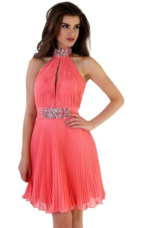 Robe de bal mini en mousseline sans manches, plissée, à col montant et ornée de perles