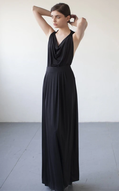Magnifique robe de bal en jersey, coupe trapèze, longueur au sol et col en V.