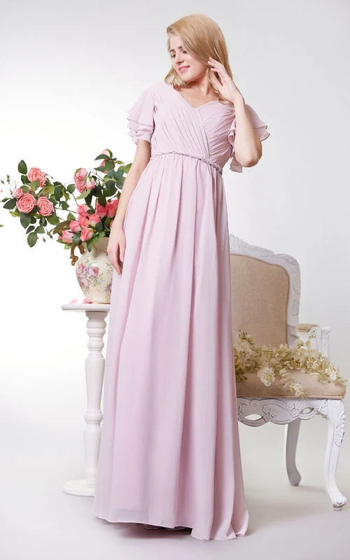Elegante vestido de gasa de corte imperio con escote en V y mangas con volantes.