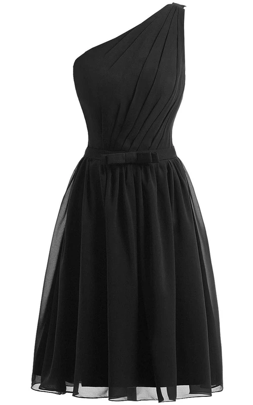 Vestido asimétrico de gasa con corte en A y pliegues.