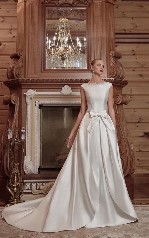 Robe en satin dos nu ornée de cristaux, encolure bateau et nœud.