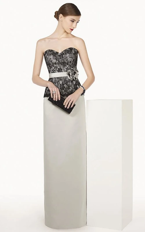 Vestido largo de fiesta de satén ajustado con top de encaje, fajín floral y chaqueta desmontable.