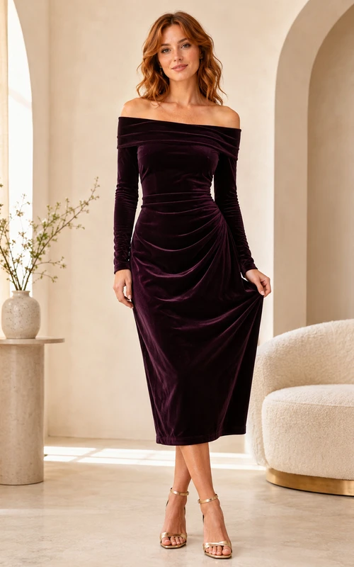 Pflaumenfarbenes, schulterfreies, langärmeliges, gerafftes, figurbetontes Midi-Gästekleid aus Samt