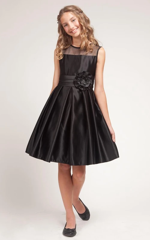 Robe de demoiselle d'honneur plissée en organza et satin, fendue sur le devant et arrivant au genou