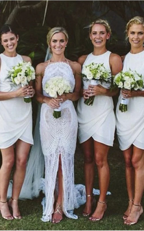 Vestido corto de gasa con escote redondo y pliegues, corte en A y sin mangas.