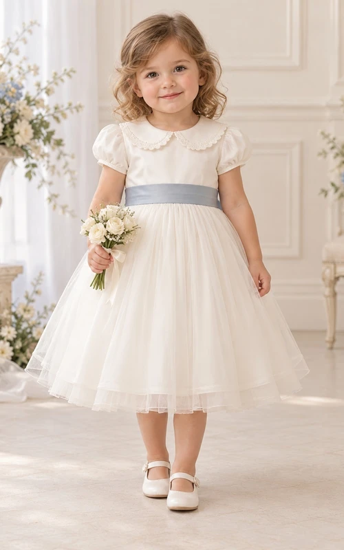 Teelanges, elfenbeinfarbenes Vintage-Kleid im A-Linien-Schnitt aus Tüll mit Kragen, Puffärmeln und blauer Schärpe für Blumenmädchen