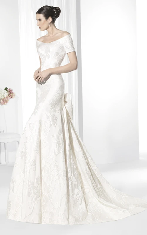 Vestido de novia de sirena de manga corta con escote en V, apliques de encaje y lazo.