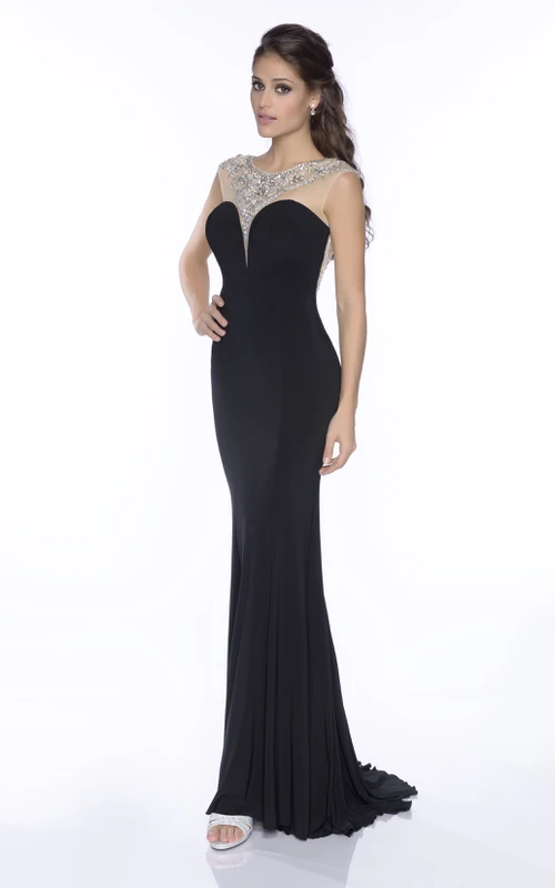 Vestido de fiesta de punto con cola de cepillo y sofisticados diamantes de imitación.
