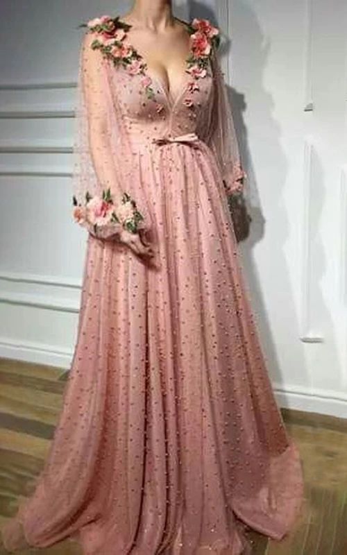 Vestido de noche formal plisado con estampado floral, escote pronunciado y mangas abullonadas, color rosa empolvado.