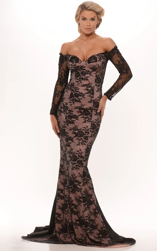 Robe de bal maxi asymétrique en dentelle à manches longues et traîne.