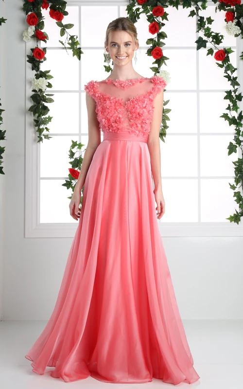 Vestido largo de gasa con escote barco, mangas cortas, corte en A, efecto ilusión, con flor y pliegues.