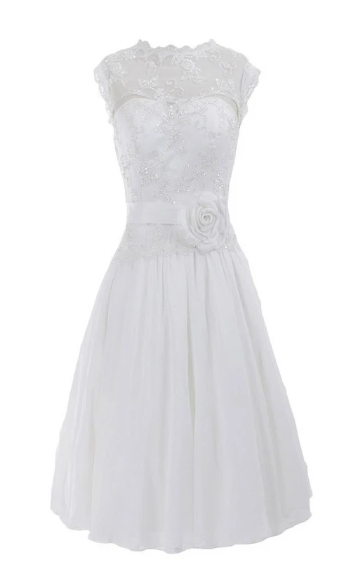 Ärmelloses, hochgeschlossenes, appliziertes, perlenbesetztes, knielanges Chiffonkleid