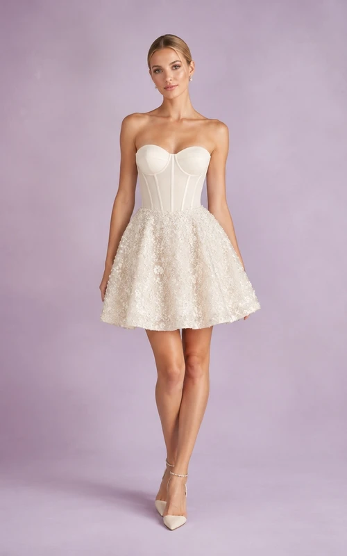 Robe de cocktail courte ivoire sans bretelles, corset, ornée de fleurs et de perles, coupe trapèze, élégante et raffinée, idéale pour un bal de fin d'année.