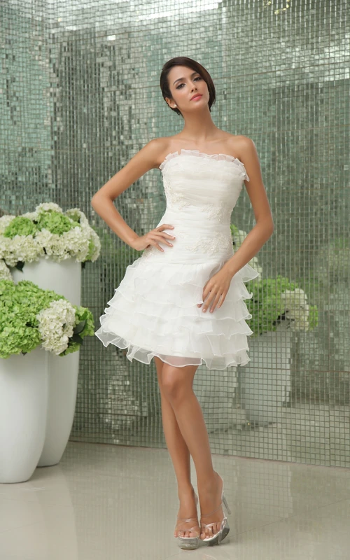 Robe courte bustier aux couleurs vives, ornée d'appliques et de volants
