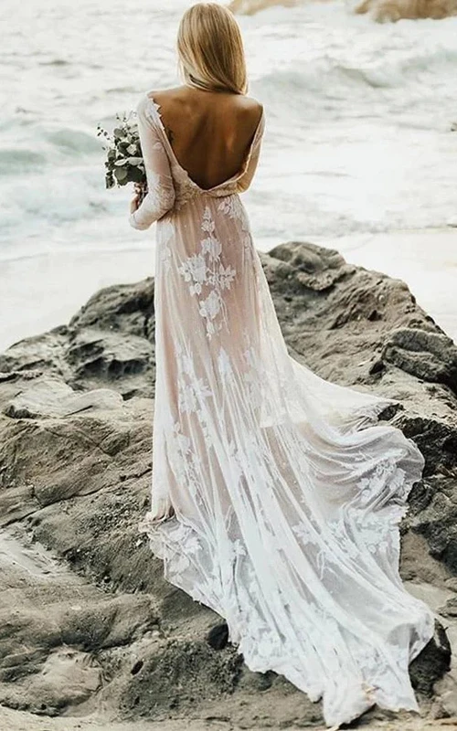 Langärmeliges, eitles Kleid mit tiefem V-Ausschnitt, Faltenrock, Schleppe und Boho-Stil