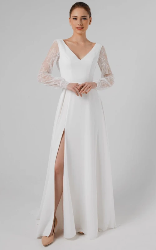 Vestido de novia sencillo de corte A, de gasa y encaje, con escote en V y abertura frontal.