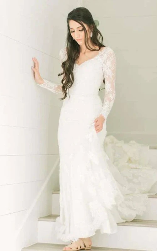 Vestido de novia de manga larga con encaje, escote en V, espalda baja en V y cola de corte.