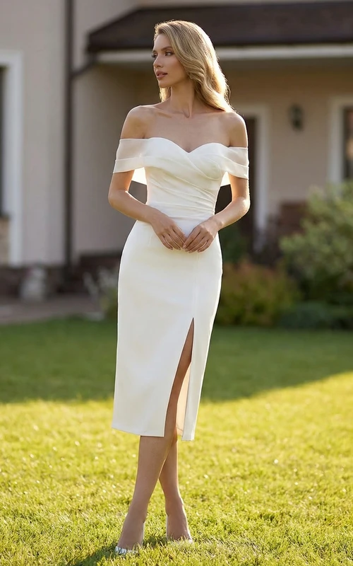 Robe fendue sur le devant en satin à épaules dénudées et décolleté en cœur