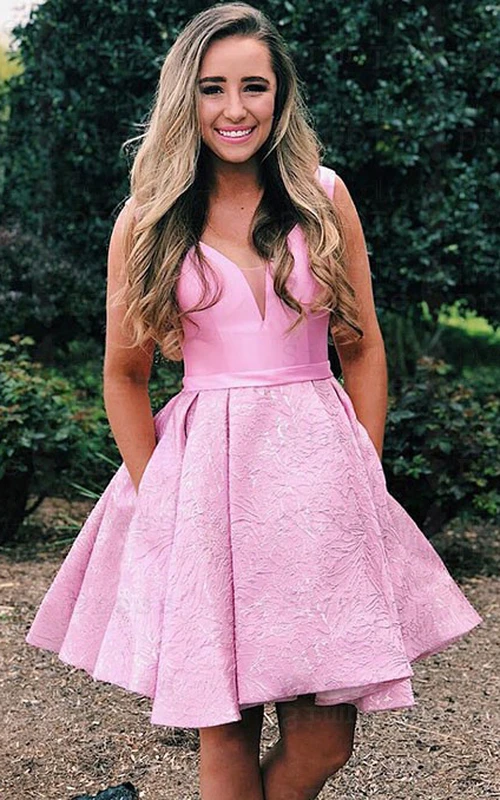 Kurzes, ärmelloses, romantisches Satin-Kleid mit V-Ausschnitt in A-Linie für den Abschlussball