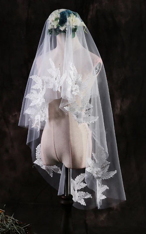Voile de mariée court en dentelle faite main avec application florale