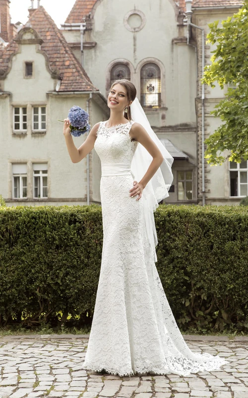 Robe de mariée fourreau sans manches en dentelle, ornée d'un col bijou et d'une taille froncée