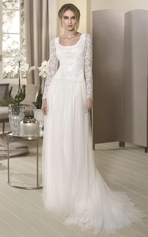 Robe de mariée fourreau en tulle à manches longues et col carré, ornée de dentelle et d'une découpe en forme de goutte.