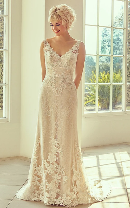 Langes Vintage-Brautkleid mit V-Ausschnitt, aufwendiger Spitze, Schleppe und V-Ausschnitt am Rücken