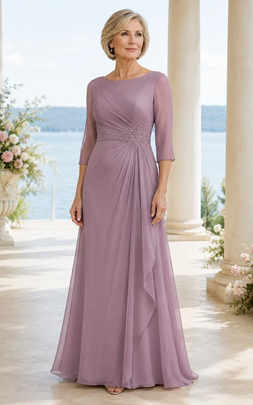Vestido de gasa color rosa empolvado con escote barco y mangas tres cuartos.