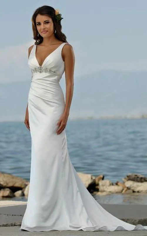 Vestidos de novia sencillos de playa con escote en V, cola larga y detalles de cuentas.