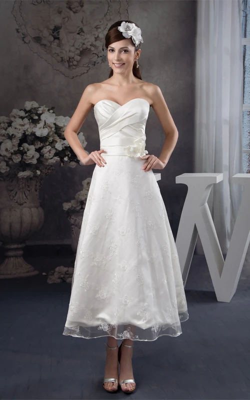 Vestido largo hasta la rodilla con estampado floral y apliques, estilo corazón y con tiras cruzadas.