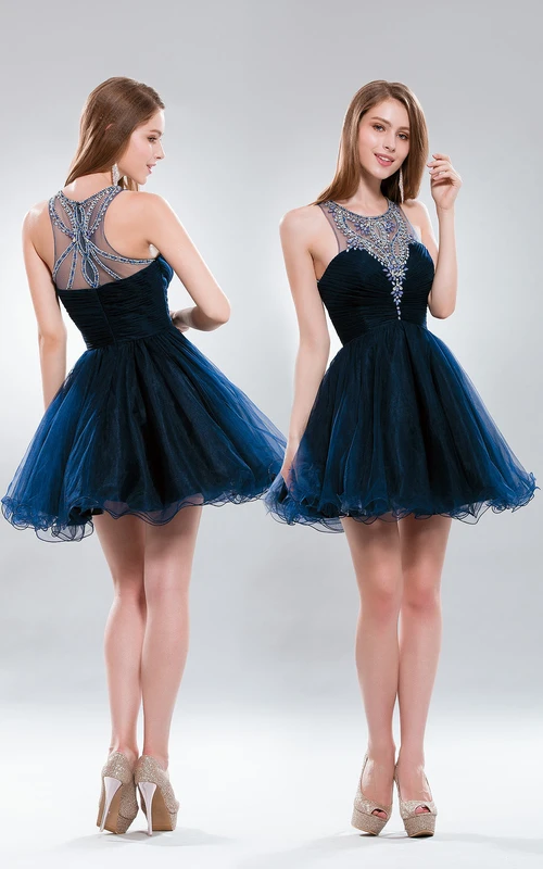 Kurzes, ärmelloses A-Linien-Kleid aus Tüll mit hohem Kragen, Perlenstickerei und Rüschen
