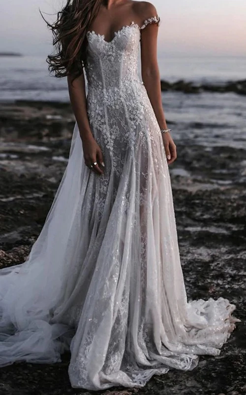 Schulterfreies Brautkleid aus Spitze mit Tüllrock