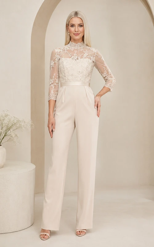 Elfenbeinfarbener Jumpsuit von Firmung mit hohem Kragen, langen Ärmeln aus Illusionsspitze und weitem Bein.